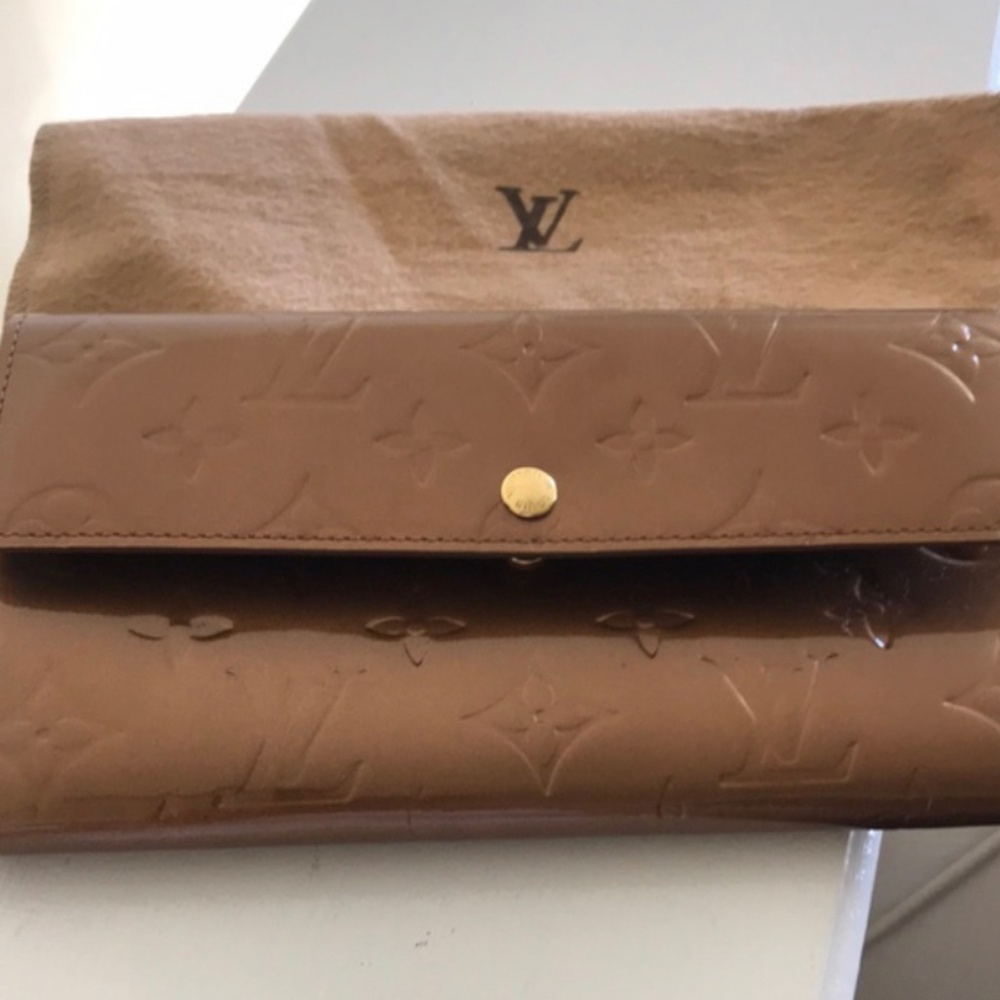 LOUIS VUITTON PATENTED LEATHER MONOGRAM CLUTCH.